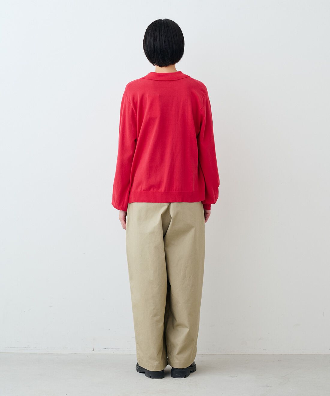 THREE FIFTY STANDARD［スリーフィフティースタンダード］|ポロカラーカーディガンＲＤ　ＴＦＳと綿麻タックイージーパンツカーキベージュ　ＴＦＳのコーディネート|モデル身長：163cm 着用サイズ：M
