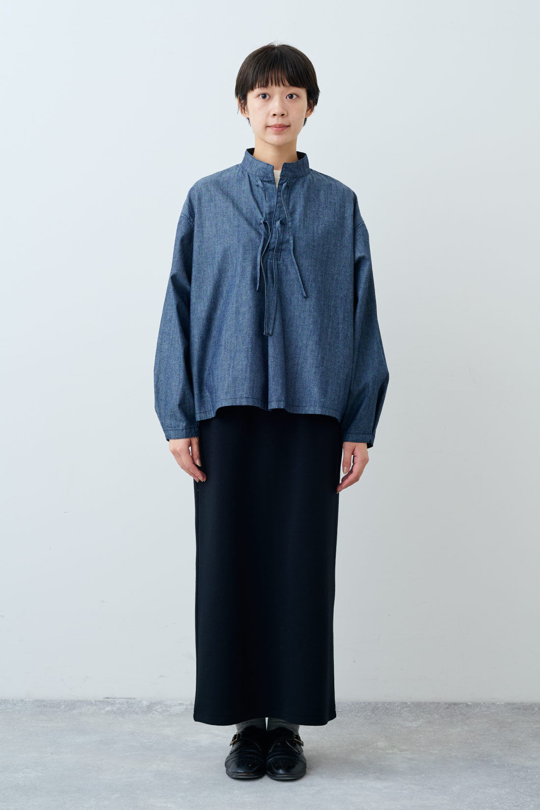 THREE FIFTY STANDARD|フライス編みのストレッチラグランスリーブTシャツの会とダンボールニットのセットアップ〈ブラック〉と金子敦子さんと作った 2-WAYバッグ〈シェルホワイト〉のコーディネート|モデル身長：163cm 着用サイズ：M