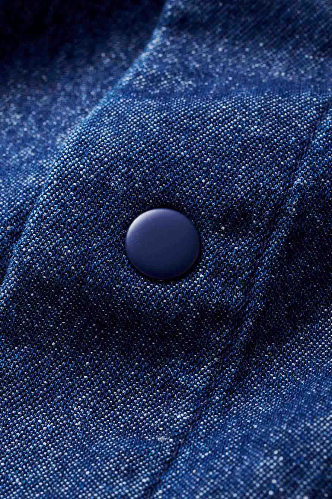 THREE FIFTY STANDARD［スリーフィフティースタンダード］|THREE FIFTY STANDARD ベーシックなデニムシャツ|脱ぎ着をスムーズに行えるドットボタン。ボタンとステッチをベースと同色にして、シックに仕上げました。