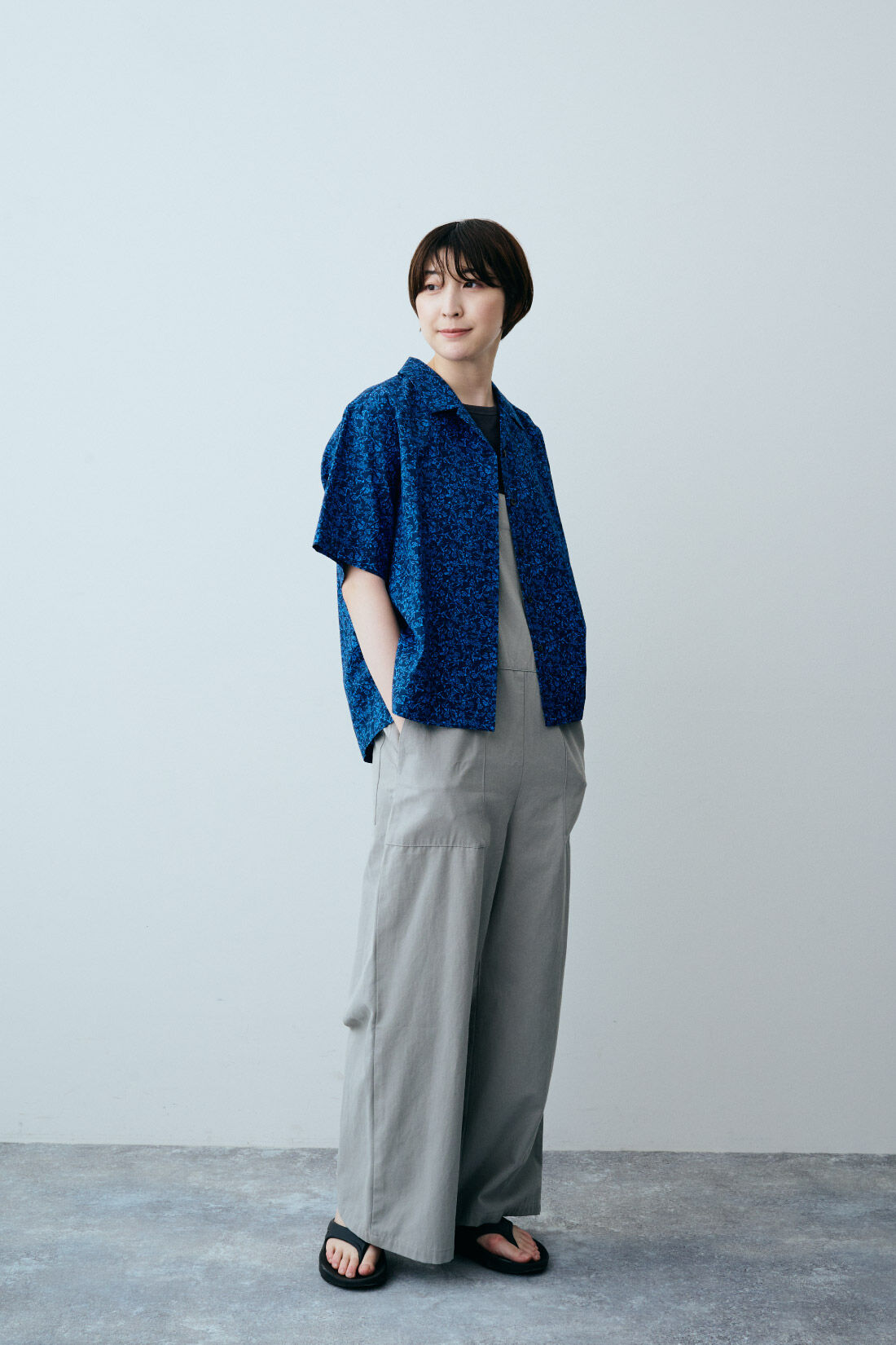 THREE FIFTY STANDARD［スリーフィフティースタンダード］|THREE FIFTY STANDARD シックな花柄の開衿シャツ〈ネイビー〉