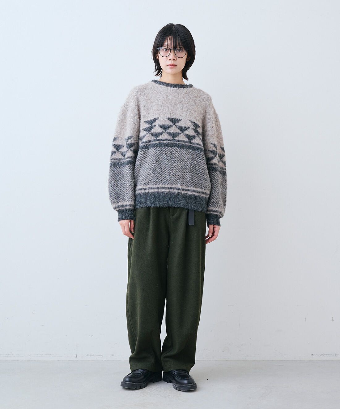 THREE FIFTY STANDARD［スリーフィフティースタンダード］|ふんわりジャカードニットセーター〈ブラウンベージュ〉とミリタリーテイストの起毛タックパンツ〈オリーブグリーン〉のコーディネート