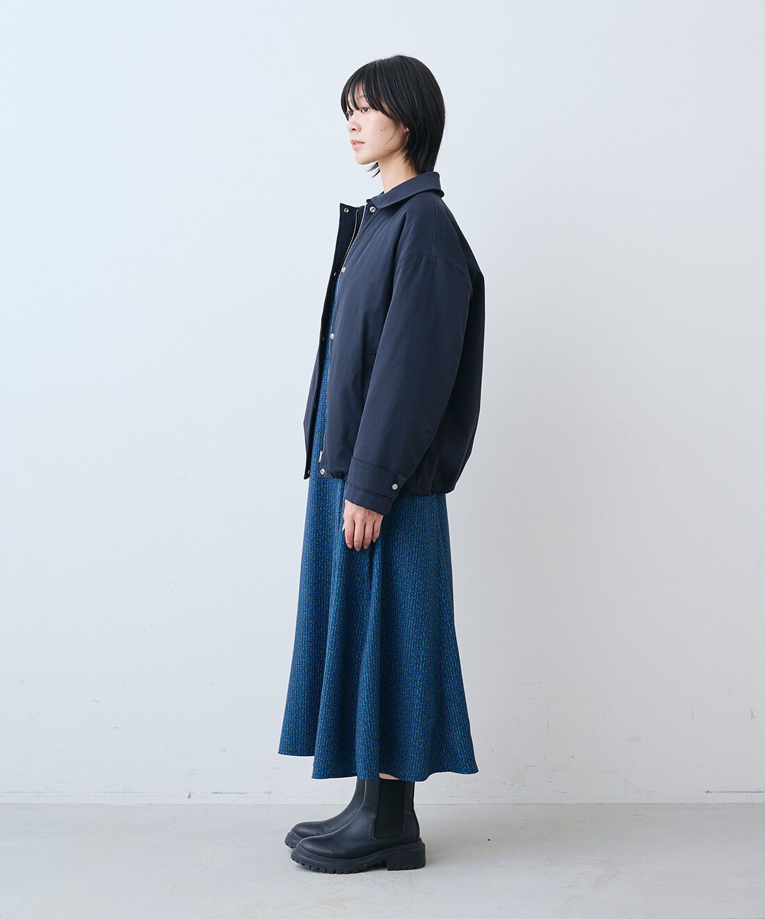THREE FIFTY STANDARD［スリーフィフティースタンダード］|裏サーモライトキルトのブルゾン〈ネイビー〉とミュルーズ モダン プリントワンピース〈ブルー〉のコーディネート