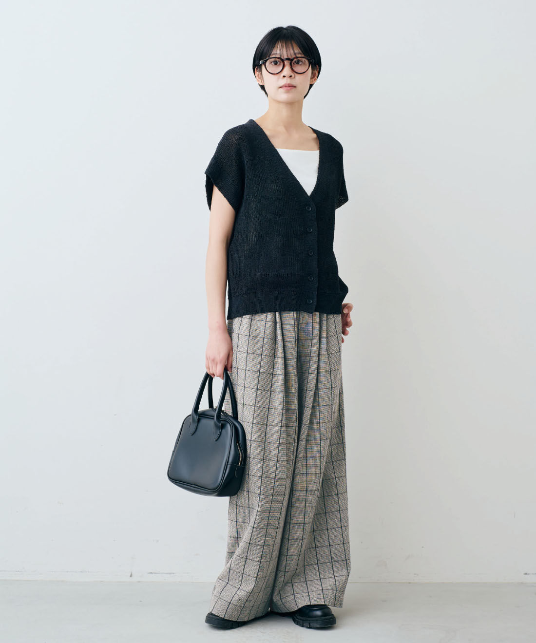 THREE FIFTY STANDARD|THREE FIFTY STANDARD　日本製の和紙混ニットベストカーディガン〈ブラック〉|モデル身長：163cm　着用サイズ：M