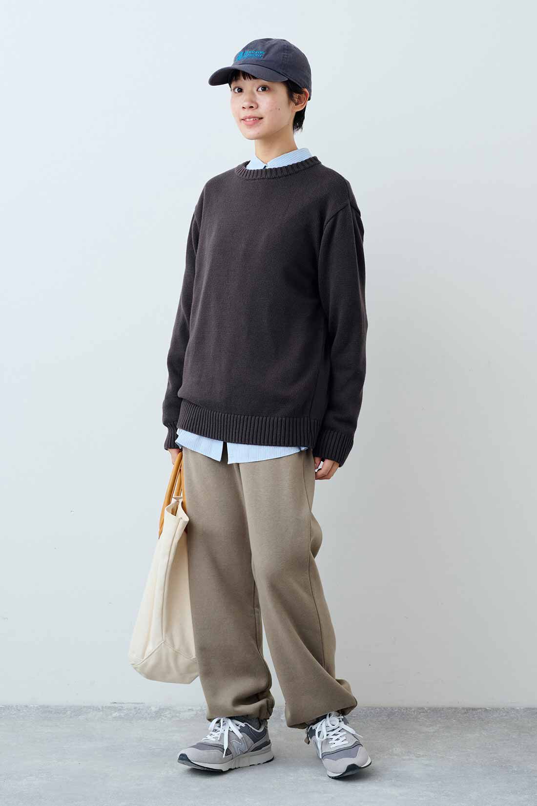THREE FIFTY STANDARD［スリーフィフティースタンダード］|ふんわり無撚糸のコットンセーター〈ダークブラウン〉と裏起毛カットソーパンツの会のコーディネート|モデル身長：163cm 着用サイズ：M