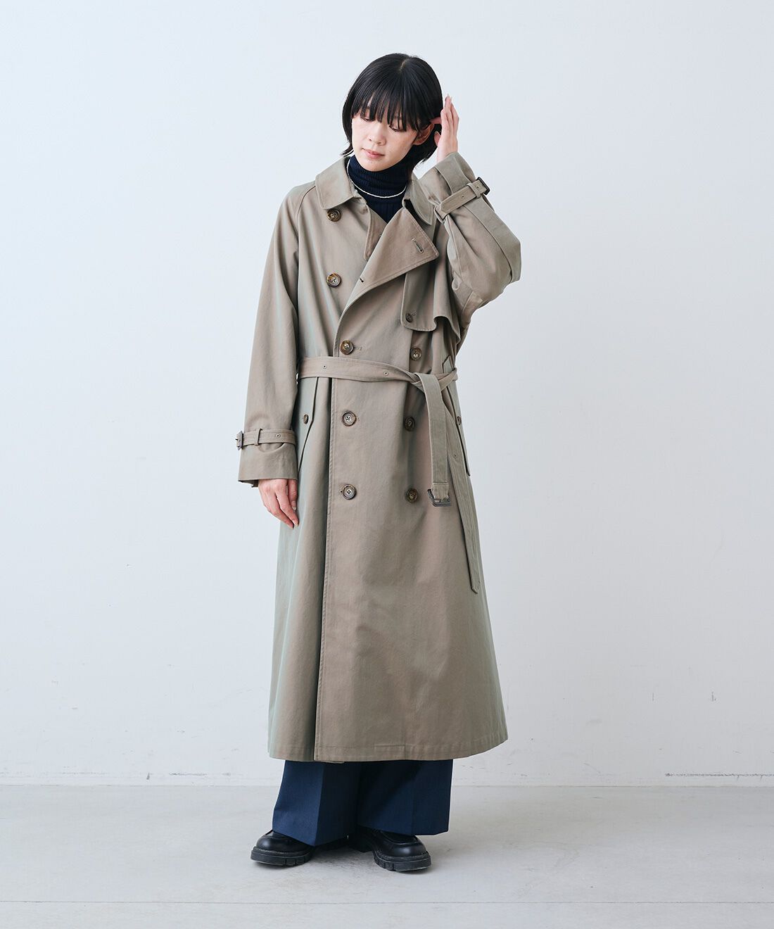 THREE FIFTY STANDARD［スリーフィフティースタンダード］|小谷実由さんと作った玉虫色のトレンチコート〈カーキグリーン〉とタック スラックス パンツ〈チャコールグレー〉のコーディネート