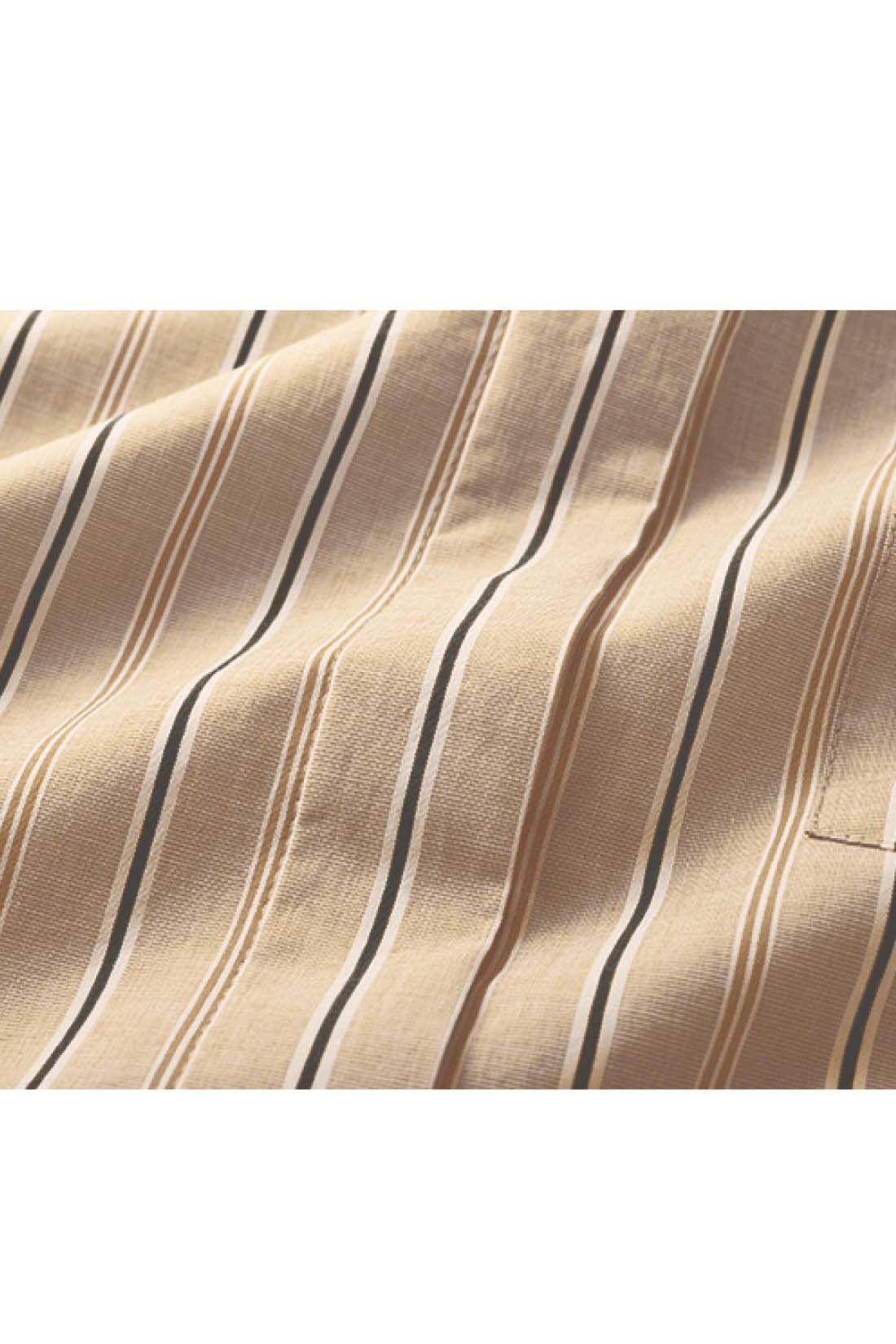 THREE FIFTY STANDARD［スリーフィフティースタンダード］|THREE FIFTY STANDARD　クロップド丈のストライプシャツ〈シナモンベージュ〉|細番手ながら高密度に織り上げた張りのある生地。フロントは比翼仕立てですっきり仕上げました。