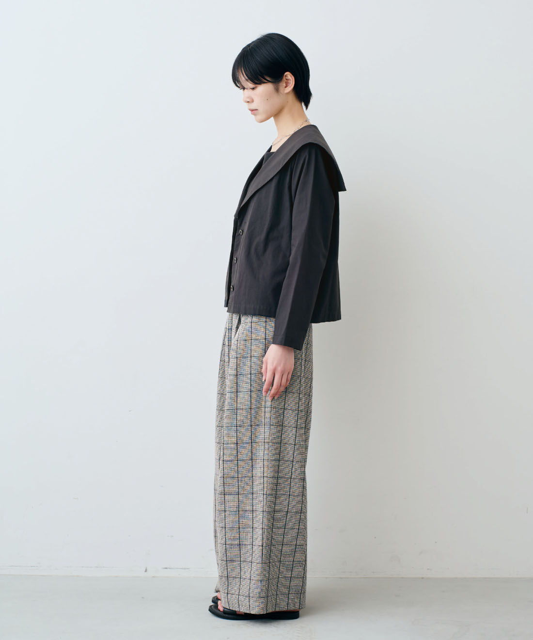 THREE FIFTY STANDARD［スリーフィフティースタンダード］|THREE FIFTY STANDARD　小谷 実由さんと作った 国産生地のセーラーシャツカーデジャケット〈ブラック〉|モデル身長：163cm　着用サイズ：M
