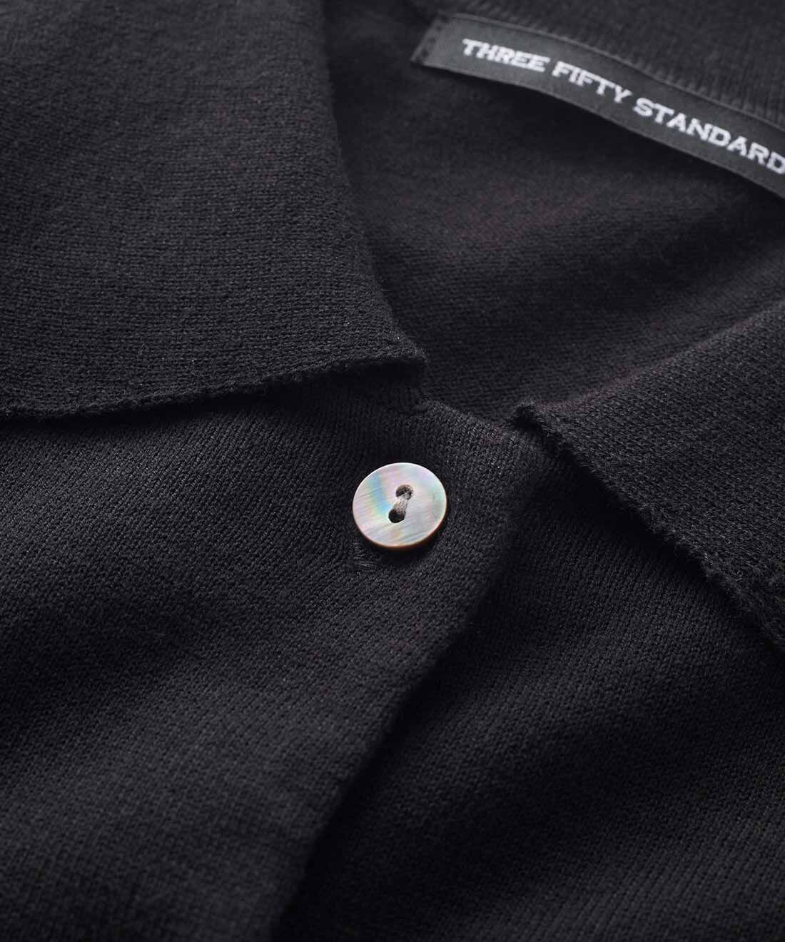 THREE FIFTY STANDARD［スリーフィフティースタンダード］|THREE FIFTY STANDARD　コットン100％のポロカラーカーディガン〈レッド〉|光を受けて表情が変わるシェル風ボタンが、何気ないスタイリングにも品よく映えます。　※お届けするカラーとは異なります。