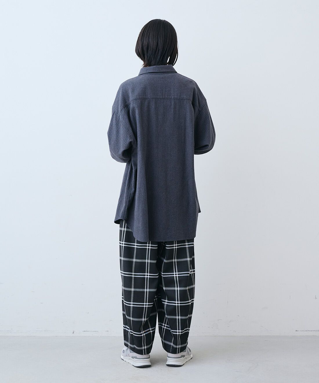 THREE FIFTY STANDARD［スリーフィフティースタンダード］|あったか起毛のネルシャツ〈ダーク杢グレー〉と金子敦子さんと作った チェックのズボン〈ブラック〉のコーディネート