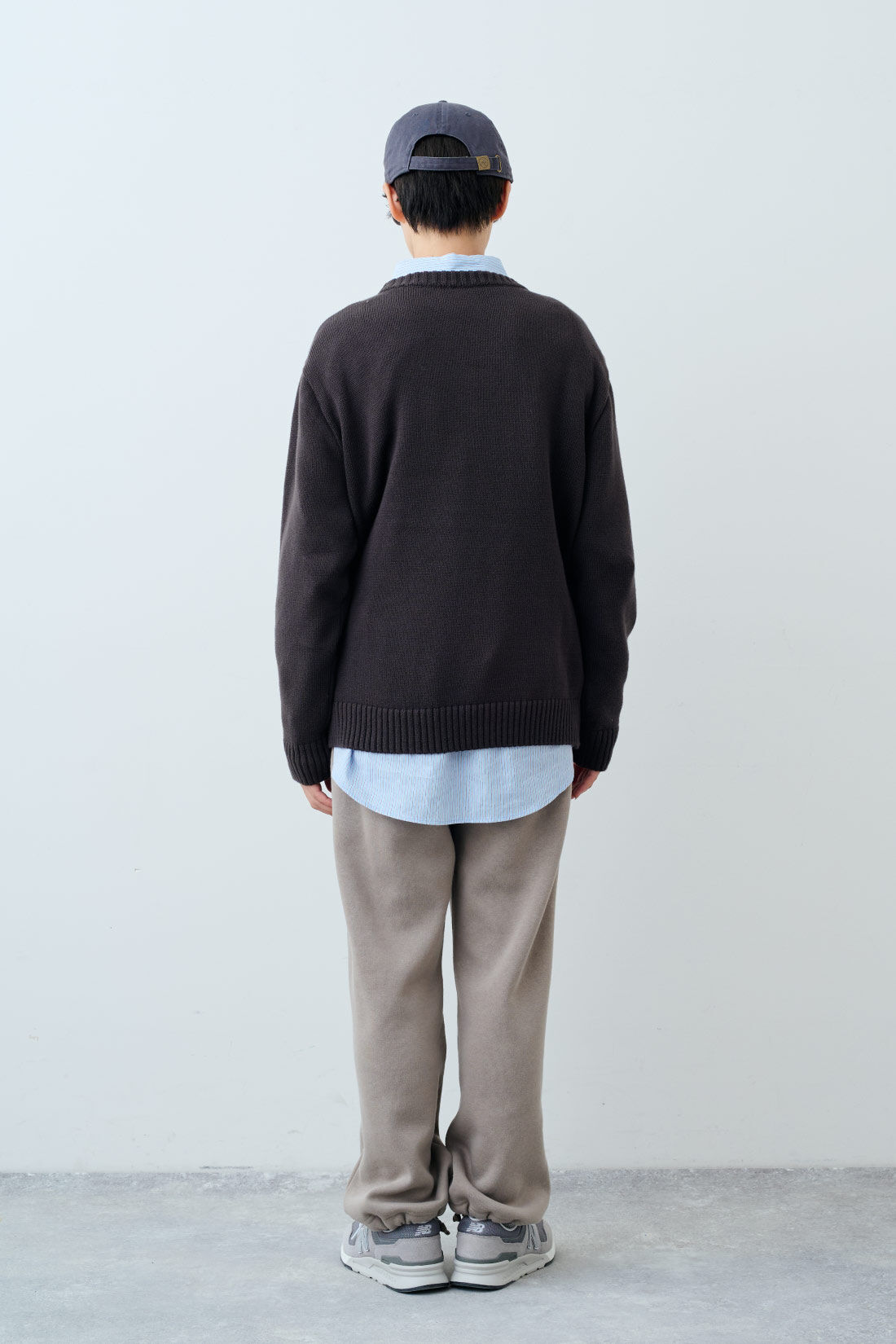 THREE FIFTY STANDARD［スリーフィフティースタンダード］|ふんわり無撚糸のコットンセーター〈ダークブラウン〉と裏起毛カットソーパンツの会のコーディネート|モデル身長：163cm 着用サイズ：M