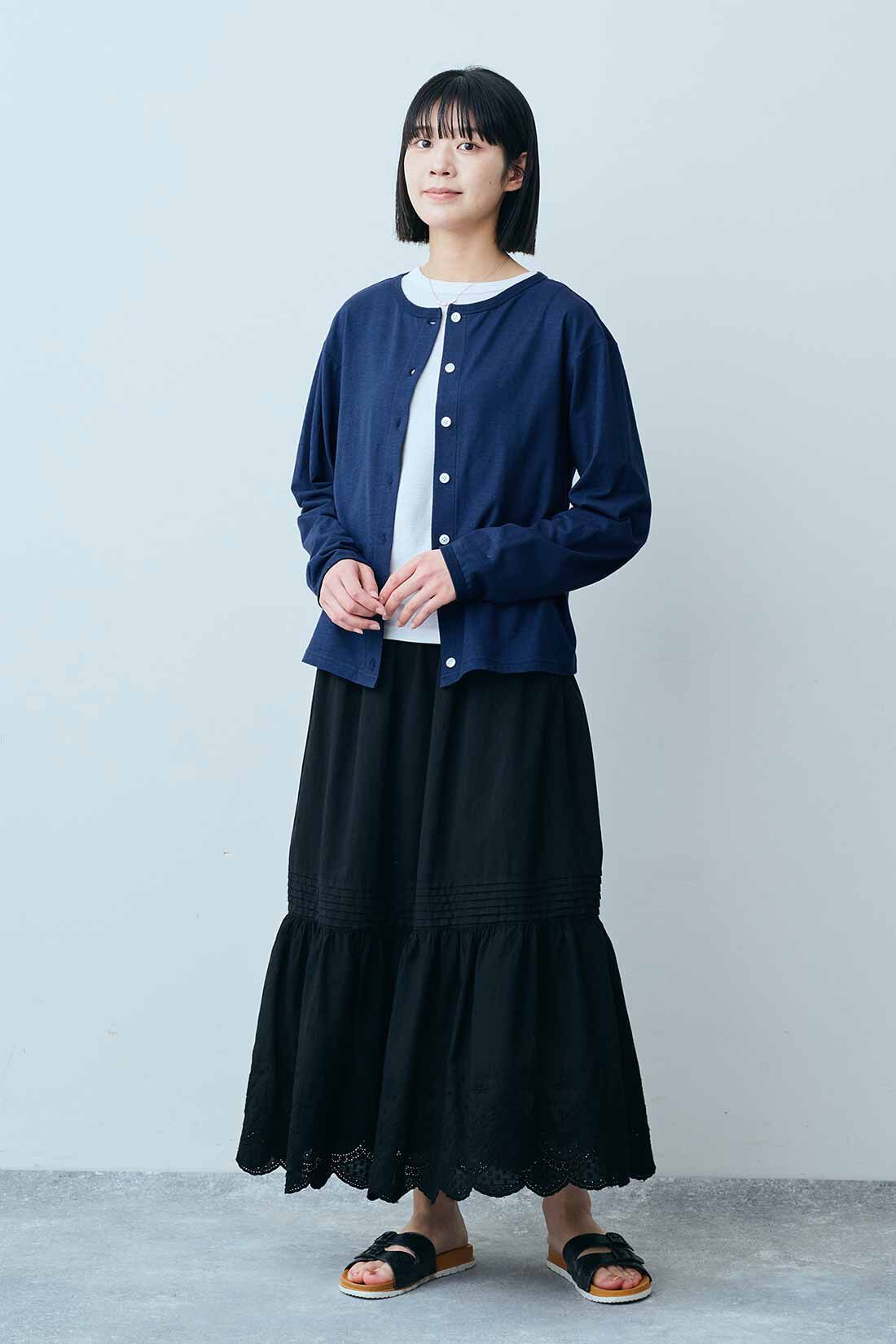 THREE FIFTY STANDARD［スリーフィフティースタンダード］|コットン素材 クルーネックカーディガンとコットンレース スカート〈ブラック〉とステンレス ネックレスのコーディネート|モデル身長：163cm 着用サイズ：M