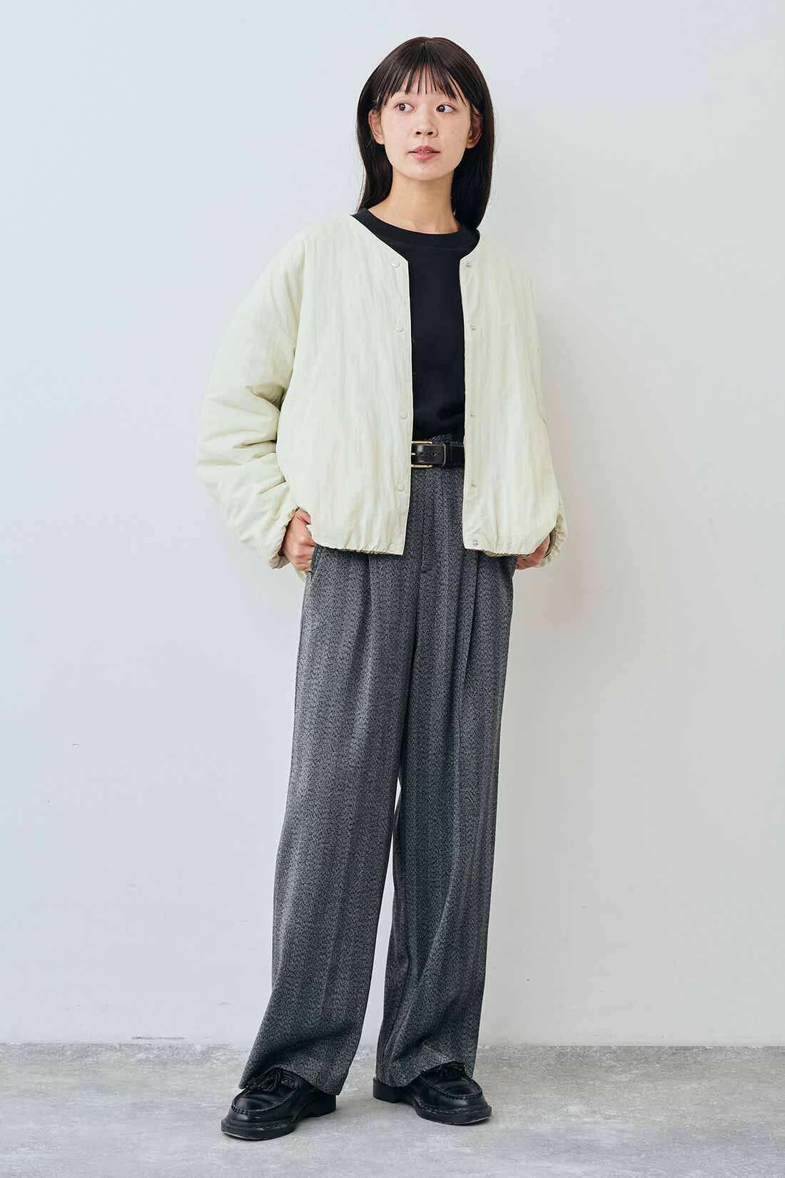 THREE FIFTY STANDARD［スリーフィフティースタンダード］|綿100％ トレーナーみたいなTシャツ〈ブラック〉とヘリンボーン素材のワイドパンツ〈チャコールグレー〉のコーディネート