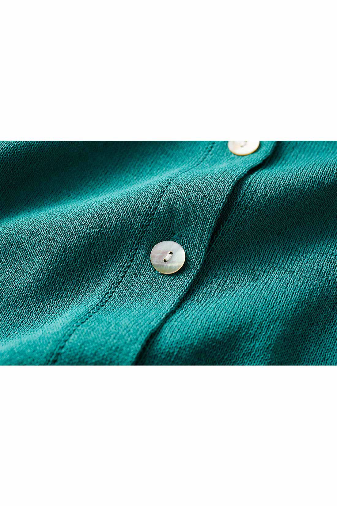 THREE FIFTY STANDARD［スリーフィフティースタンダード］|THREE FIFTY STANDARD 和紙をブレンドしたクルーネックカーディガン〈フォレストグリーン〉|ほんのり虹色に光る貝ボタンが洗練された雰囲気。