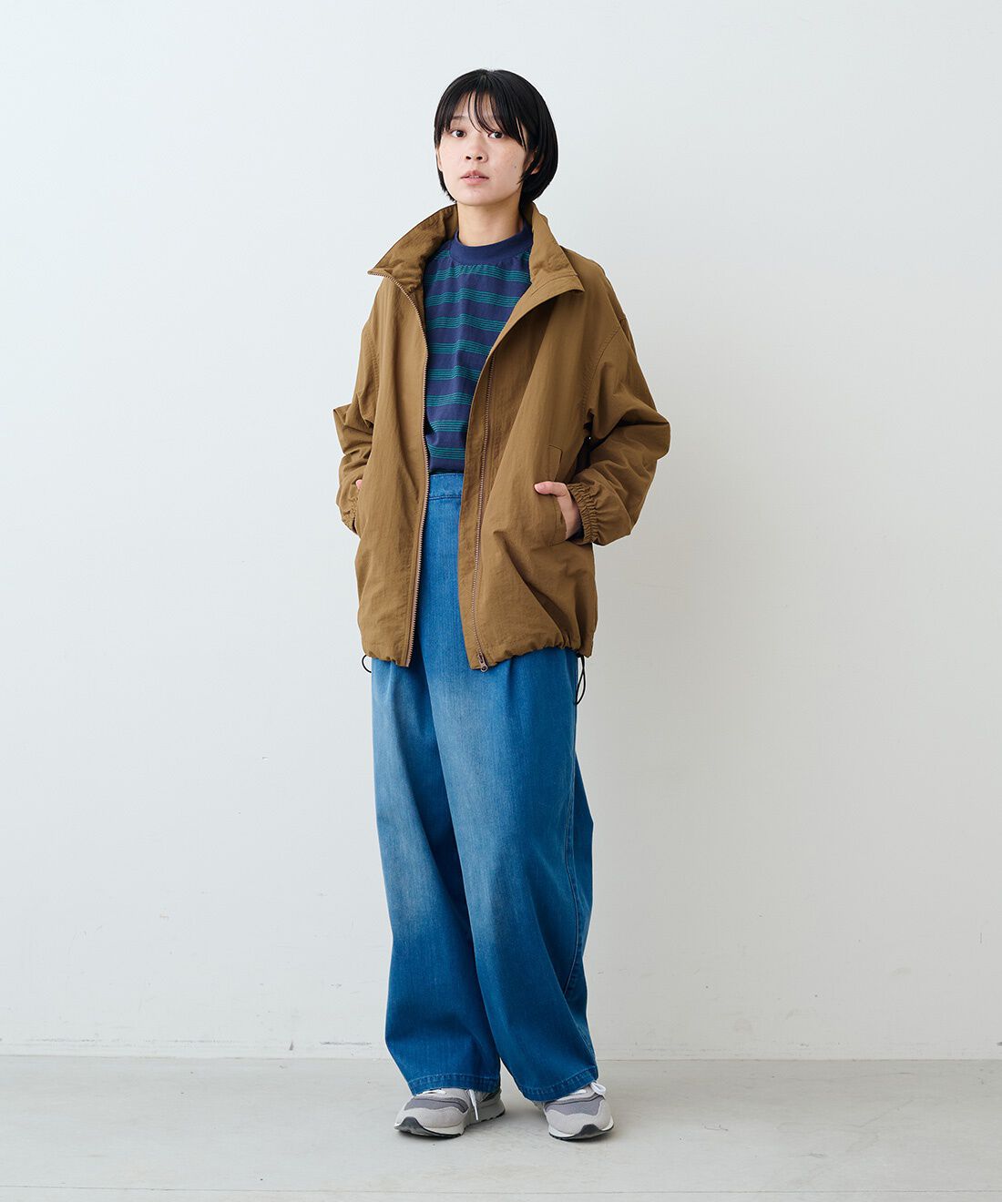 THREE FIFTY STANDARD［スリーフィフティースタンダード］|レトロなボーダーＴシャツ　ＴＦＳとラップデニムワイドパンツＴＦＳのコーディネート|モデル身長：163cm 着用サイズ：M