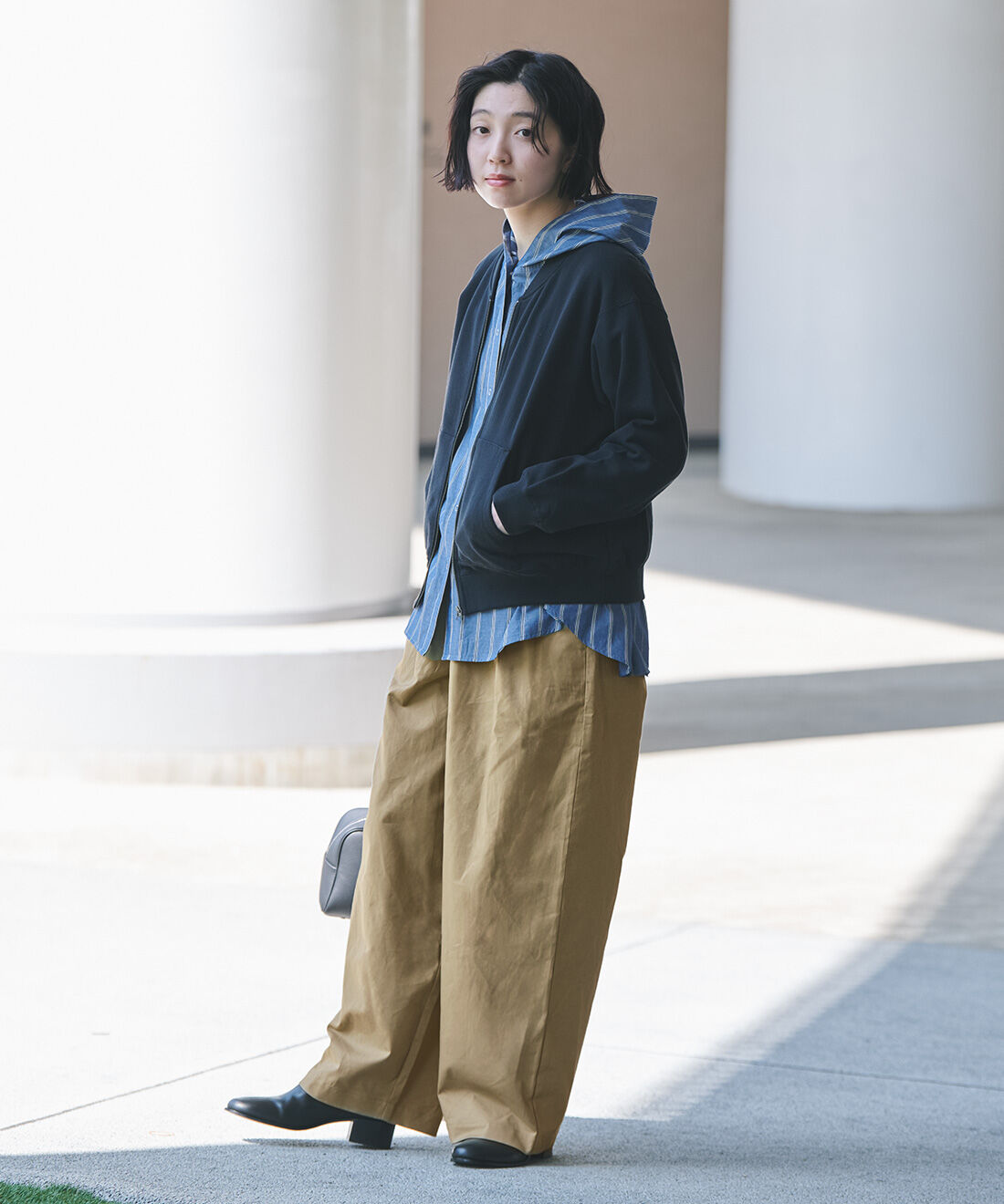 THREE FIFTY STANDARD［スリーフィフティースタンダード］|ストライプフーディーシャツＢＬ　ＴＦＳと綿麻タックイージーパンツカーキベージュ　ＴＦＳのコーディネート