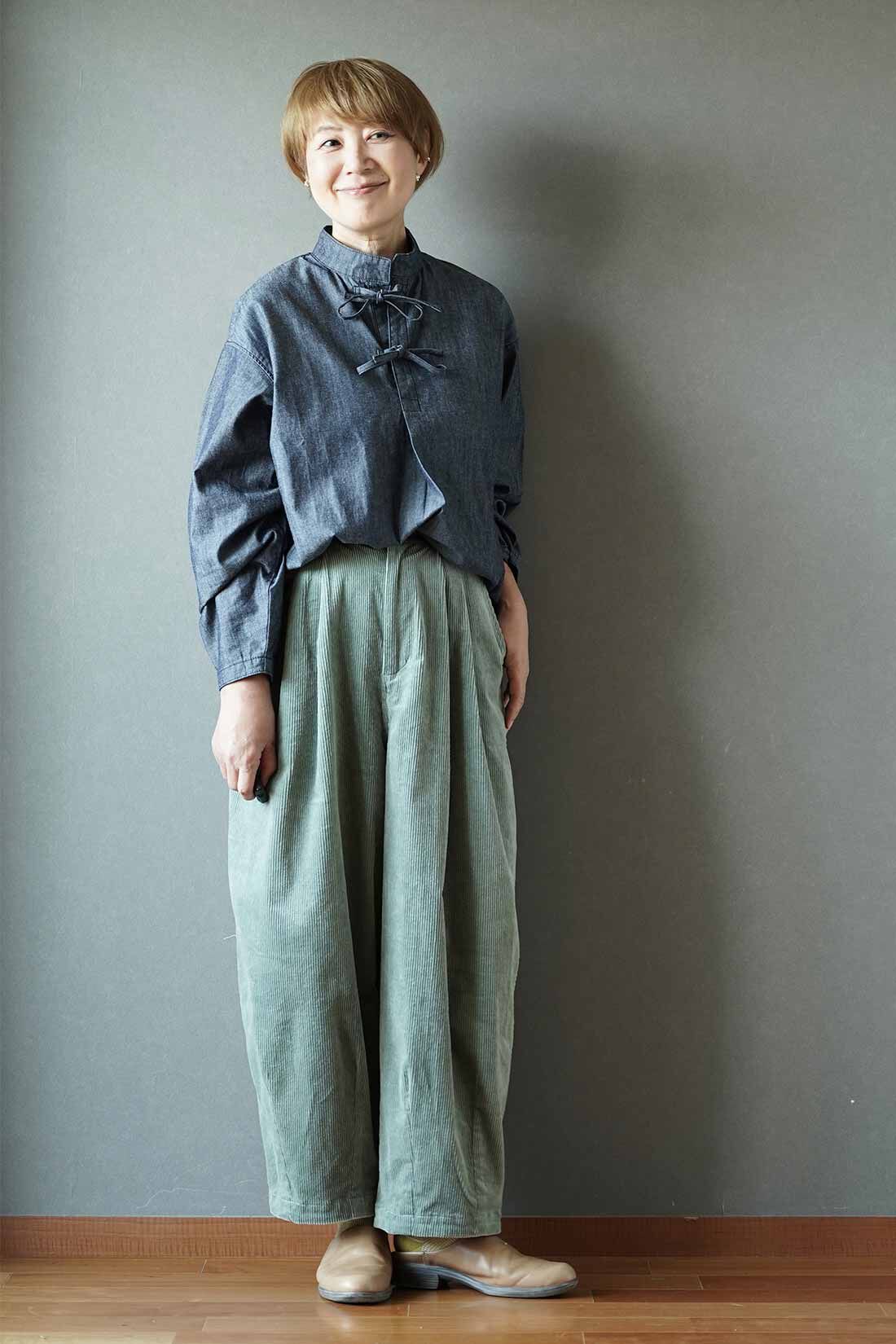 THREE FIFTY STANDARD［スリーフィフティースタンダード］|THREE FIFTY STANDARD　金子敦子さんと作った リーフグリーンのわくわくズボン|ウエストの内側は厚みが出ないように別布にして、深いタックを入れているからトップスをタックインさせてもすっきり見えます。