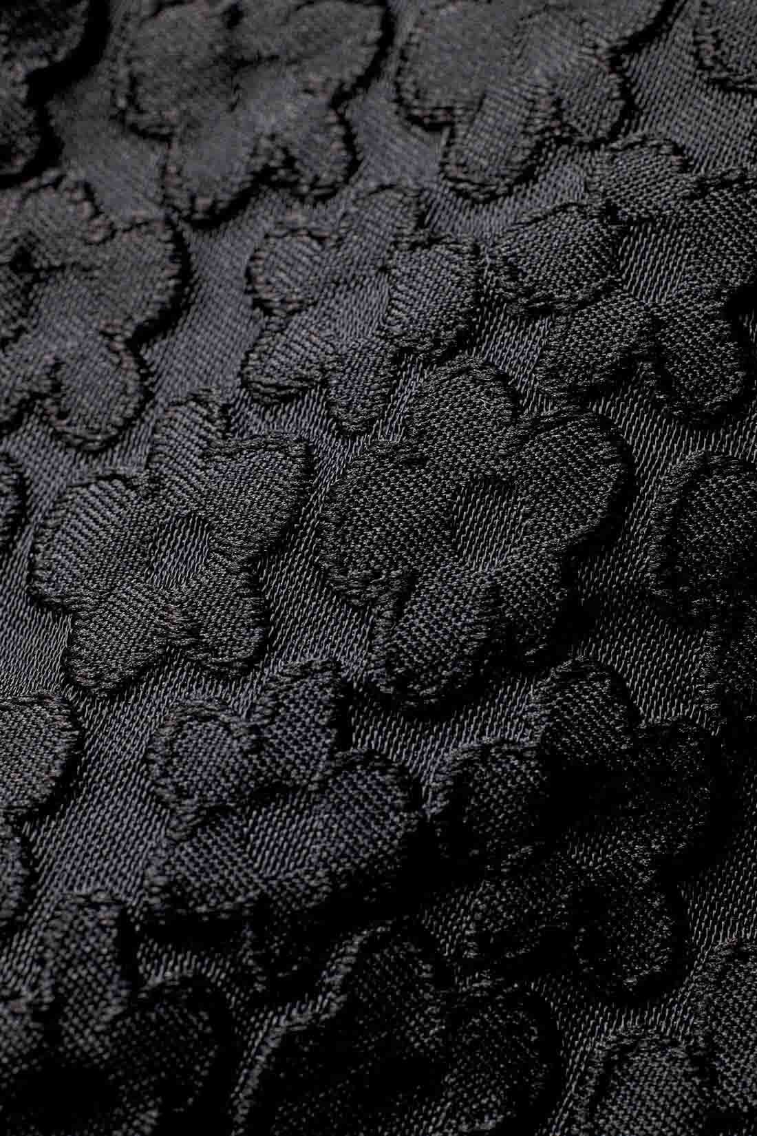 THREE FIFTY STANDARD|THREE FIFTY STANDARD 小谷 実由さんと作った 表情のある黒のワンピース〈ブラック〉|落ち着いたイメージの黒に、モダンな花柄がさりげない、甘さ控えめのジャカード生地です。