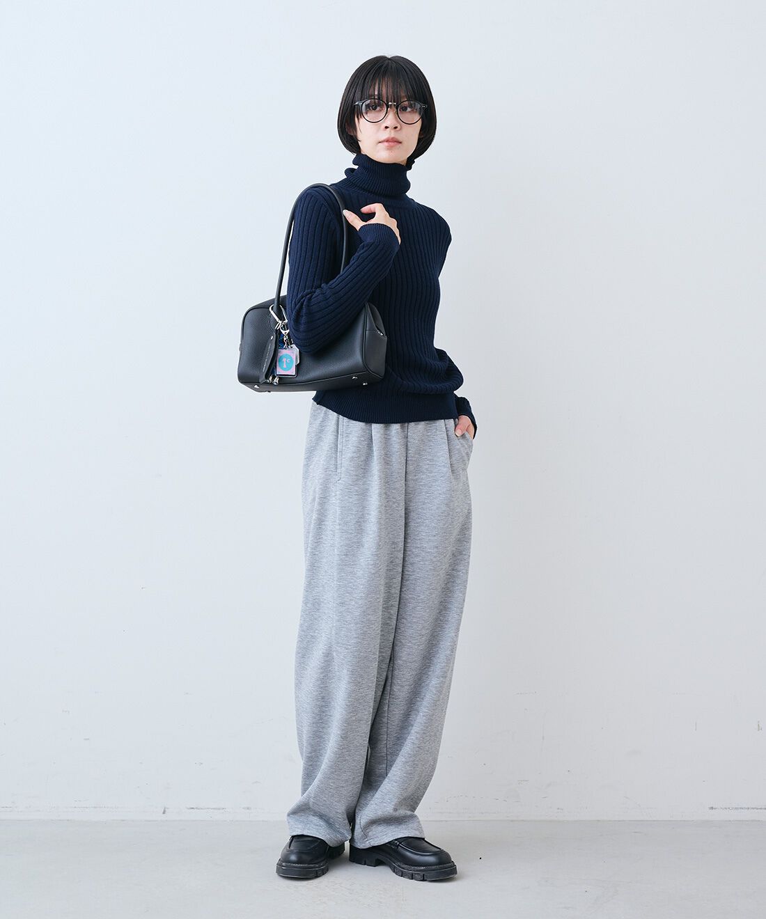 THREE FIFTY STANDARD［スリーフィフティースタンダード］|日本製コットン100％ リブ タートルと裏起毛のあったかカットソー カーブパンツのコーディネート