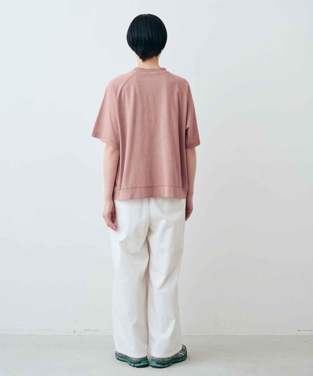 THREE FIFTY STANDARD［スリーフィフティースタンダード］|THREE FIFTY STANDARD　ピグメント加工のロゴプリントＴシャツの会|モデル身長：163cm　着用サイズ：M