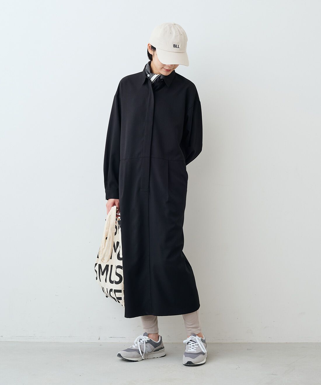 THREE FIFTY STANDARD［スリーフィフティースタンダード］|ボックスシルエットの比翼仕立て シャツワンピース〈ブラック〉と小谷実由さんとつくったチェックスカーフＴＦＳのコーディネート|モデル身長：163cm 着用サイズ：M