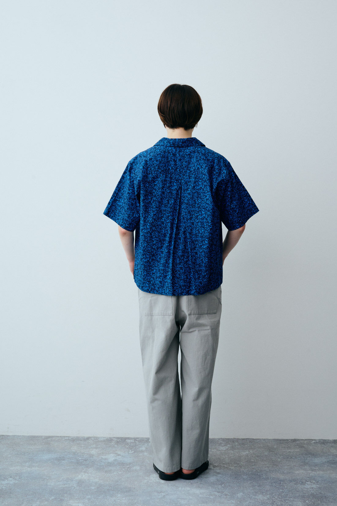 THREE FIFTY STANDARD［スリーフィフティースタンダード］|THREE FIFTY STANDARD シックな花柄の開衿シャツ〈ネイビー〉