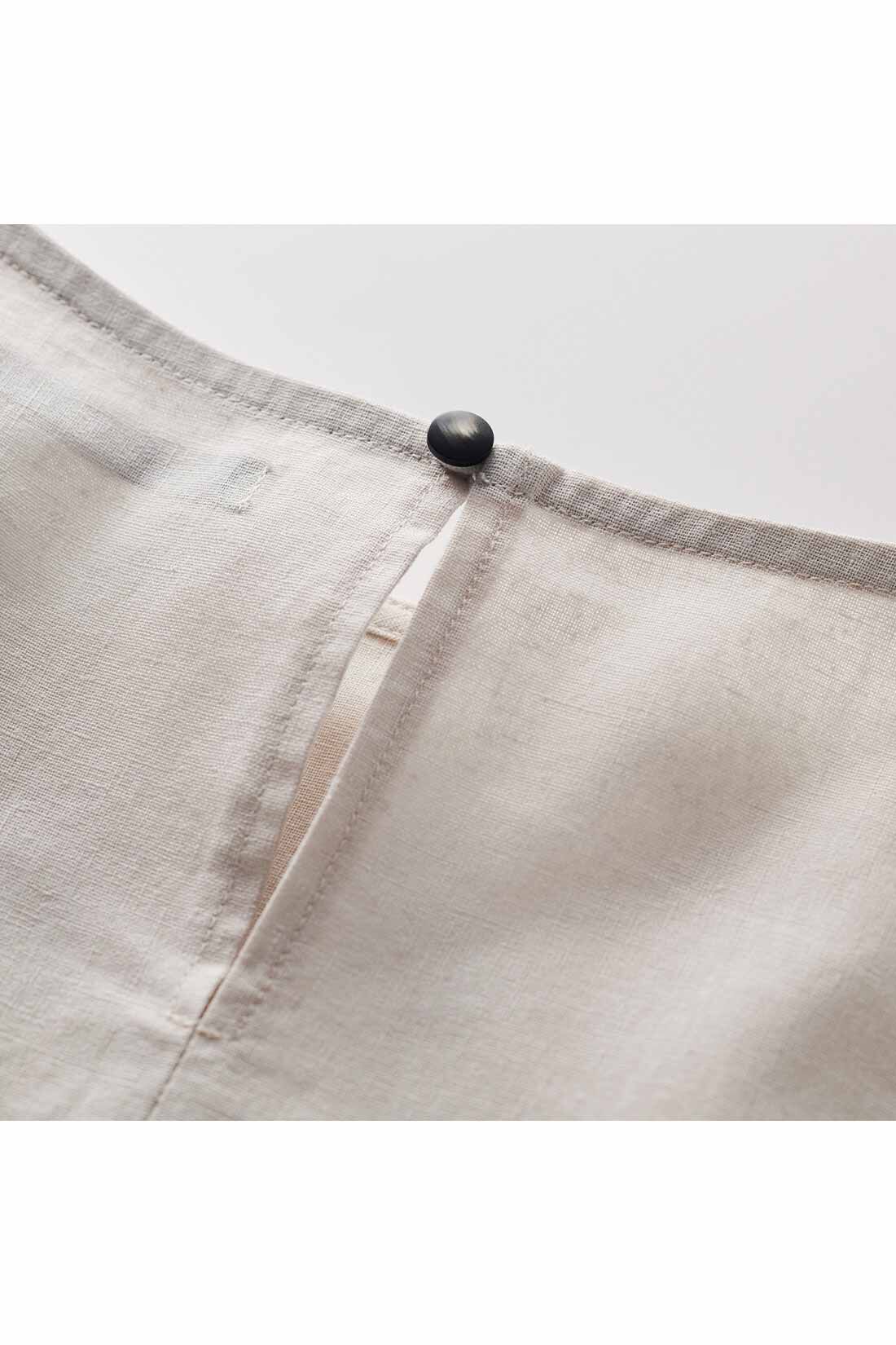 THREE FIFTY STANDARD［スリーフィフティースタンダード］|THREE FIFTY STANDARD リネンコットンのタックデザインプルオーバー〈グレージュ〉|後ろ開きのボタンには、光沢のある小さめのボタンをあしらい、上品なバックスタイルを演出します。