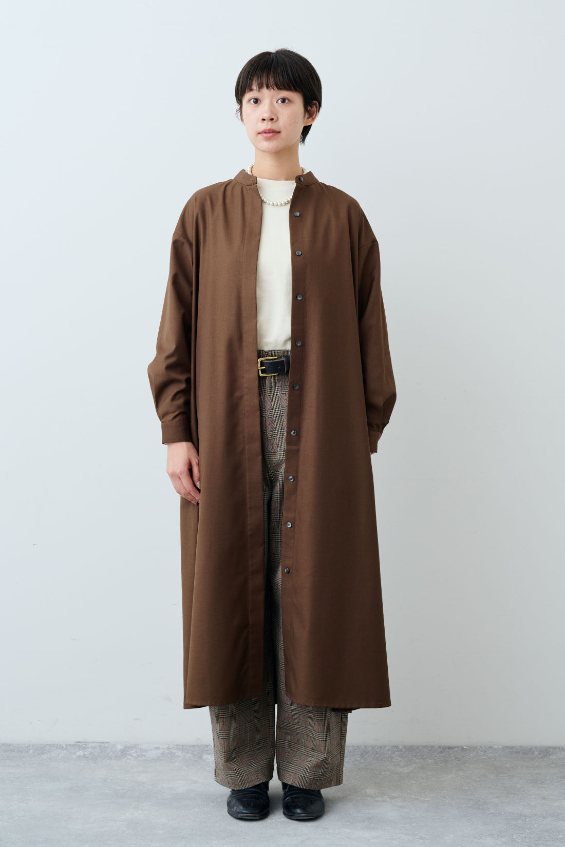 THREE FIFTY STANDARD［スリーフィフティースタンダード］|フライス編みのストレッチラグランスリーブTシャツの会とオレンジラインのチェックパンツのコーディネート|モデル身長：163cm 着用サイズ：M