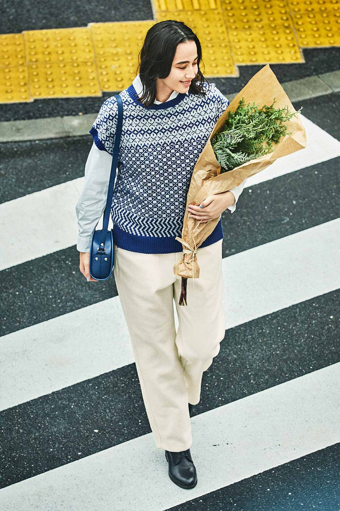 THREE FIFTY STANDARD［スリーフィフティースタンダード］|ミックス柄ニットベストＴＦＳとワイドな白シャツＴＦＳのコーディネート