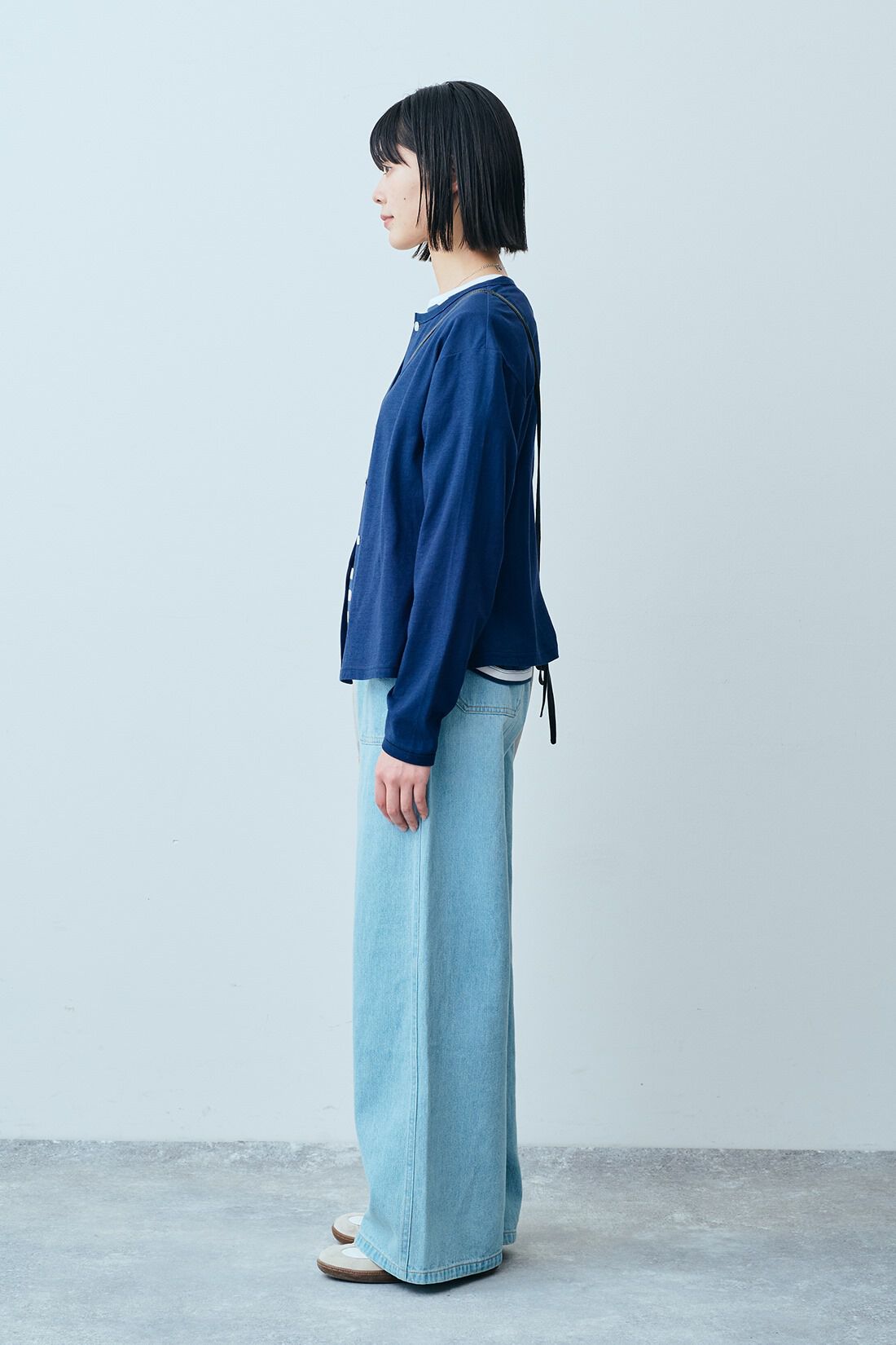 THREE FIFTY STANDARD［スリーフィフティースタンダード］|コットン素材 クルーネックカーディガンとすっきりシルエット ボーダーＴシャツのコーディネート|モデル身長：163cm 着用サイズ：M