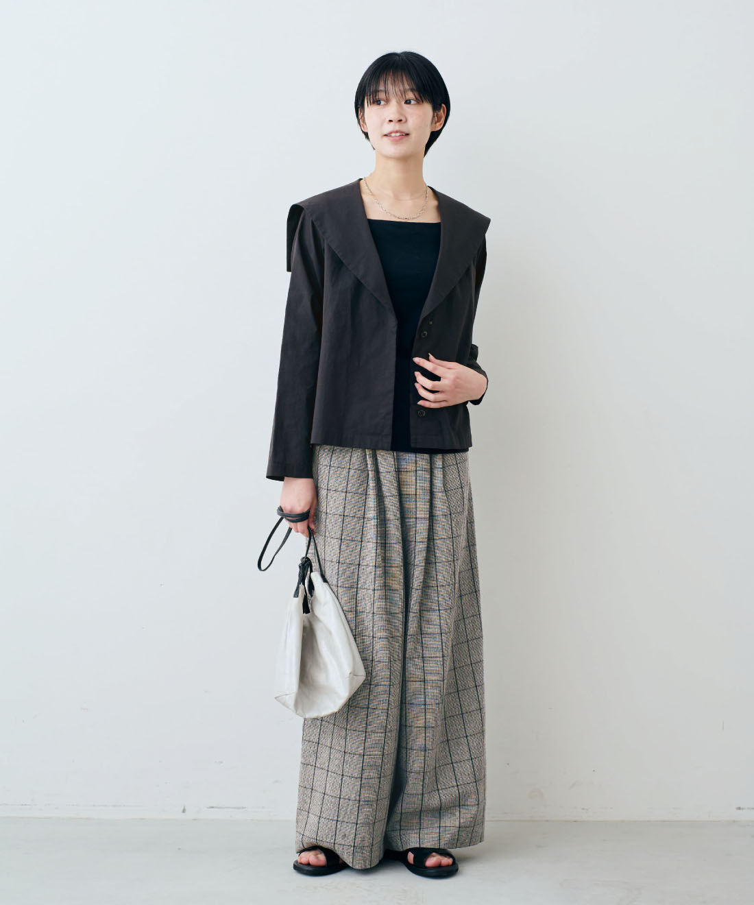 THREE FIFTY STANDARD［スリーフィフティースタンダード］|小谷 実由さんコラボ 綿100％ 国産生地 セーラーシャツカーデジャケット 〈ブラック〉と綿混 ベア天じく ブラキャミソールと綿100％ モノトーンチェック ワイドパンツのコーディネート