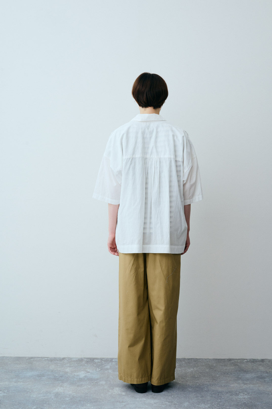 THREE FIFTY STANDARD|THREE FIFTY STANDARD 金子敦子さんと作った ひじが隠れる大人の白い開衿シャツ|モデル身長：163cm　着用サイズ：M