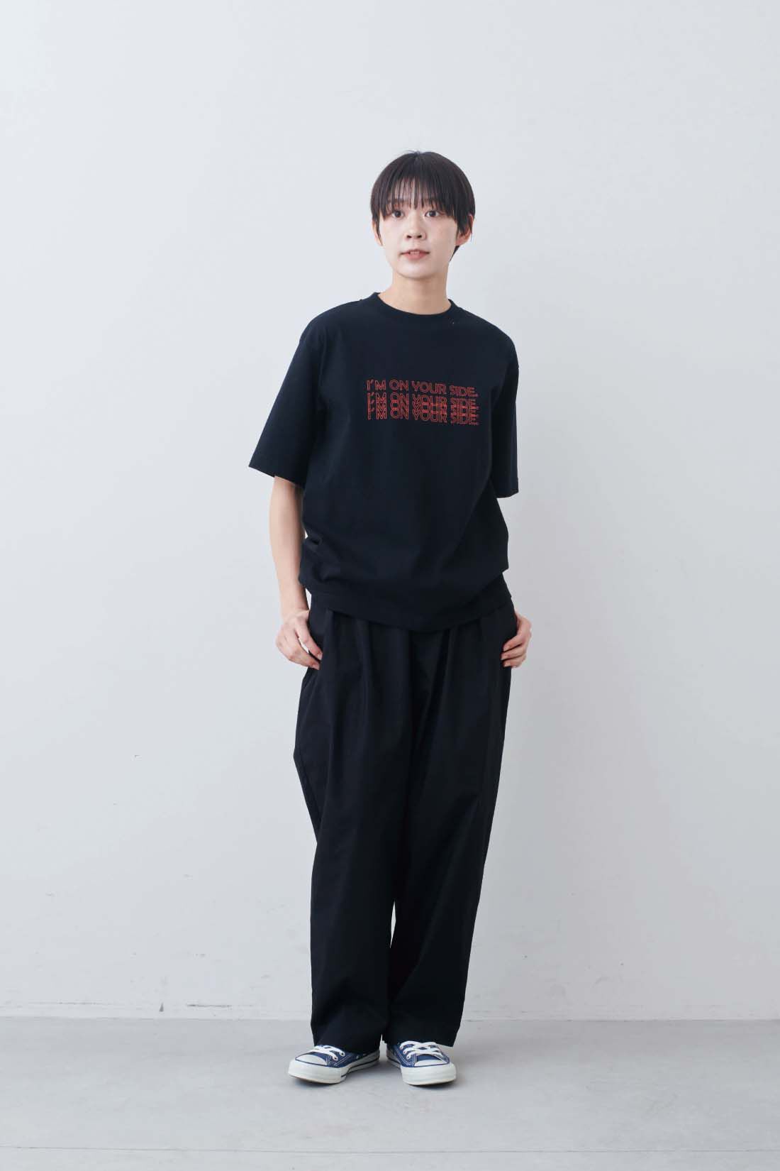 THREE FIFTY STANDARD［スリーフィフティースタンダード］|THREE FIFTY STANDARD　丸胴仕様のロゴプリントＴシャツ〈ブラック〉|モデル身長：163cm　着用サイズ：M