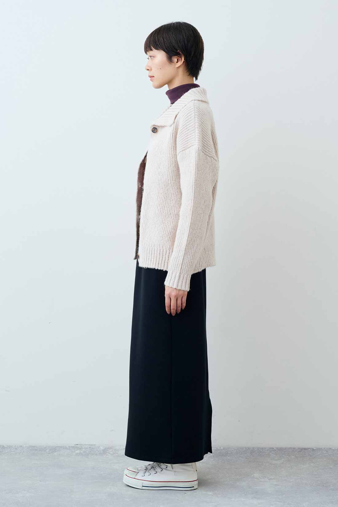 THREE FIFTY STANDARD［スリーフィフティースタンダード］|衿付きニットカーディガン〈ライトベージュ〉とほどよいあたたかさの裏起毛タートルの会のコーディネート|モデル身長：163cm 着用サイズ：M