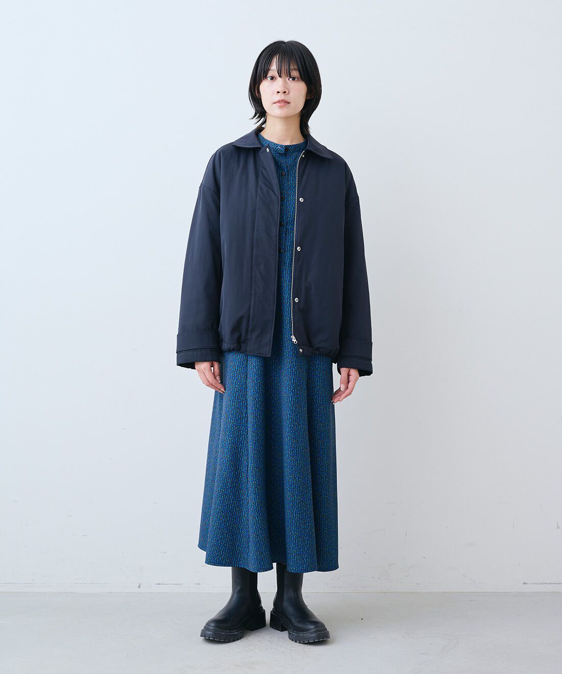 THREE FIFTY STANDARD［スリーフィフティースタンダード］|裏サーモライトキルトのブルゾン〈ネイビー〉とミュルーズ モダン プリントワンピース〈ブルー〉のコーディネート