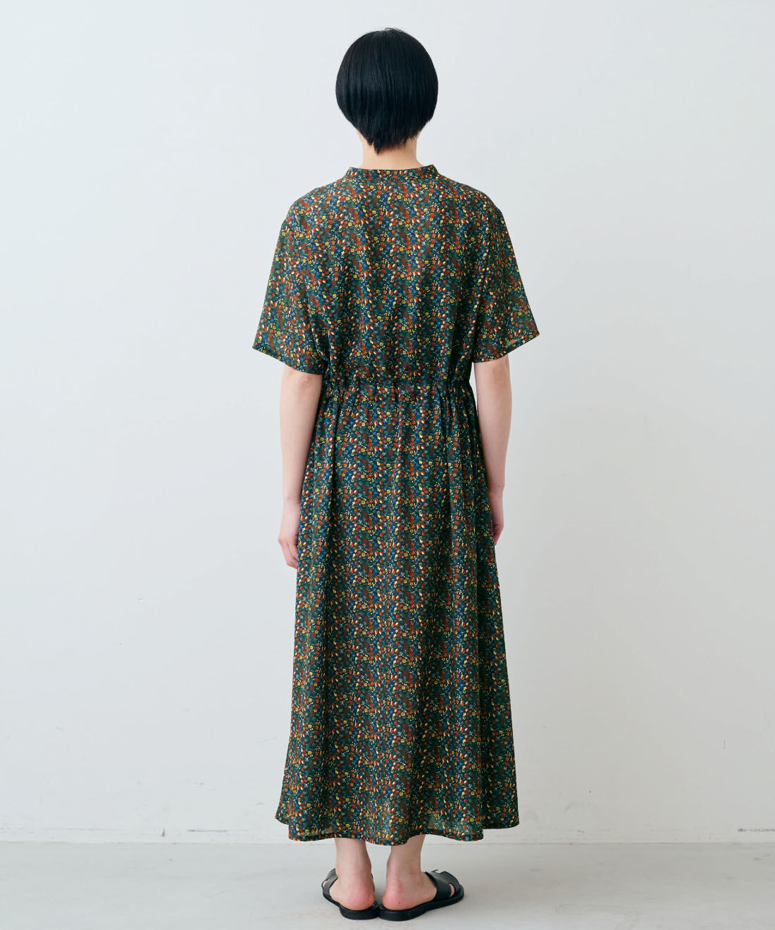 THREE FIFTY STANDARD［スリーフィフティースタンダード］|THREE FIFTY STANDARD　ミュルーズモダン　シルエットを変えられる ヴィンテージプリントワンピース〈ネイビー〉|モデル身長：163cm　着用サイズ：M