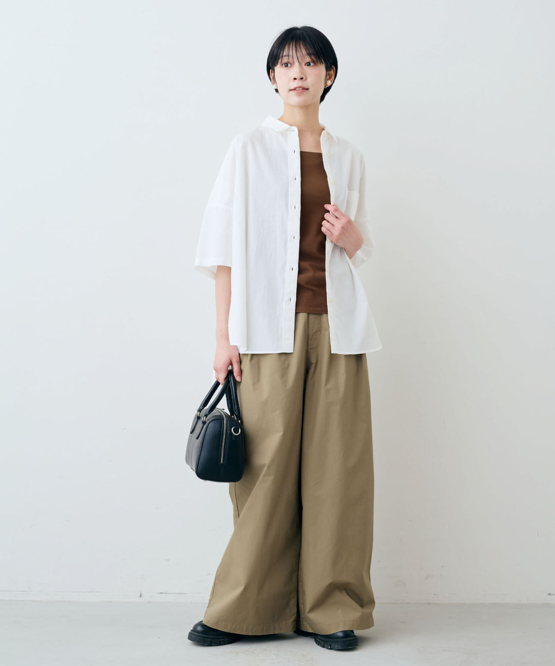 THREE FIFTY STANDARD［スリーフィフティースタンダード］|THREE FIFTY STANDARD　光沢感がきれいな接触冷感素材のワイドパンツ〈カーキベージュ〉|モデル身長：163cm　着用サイズ：M