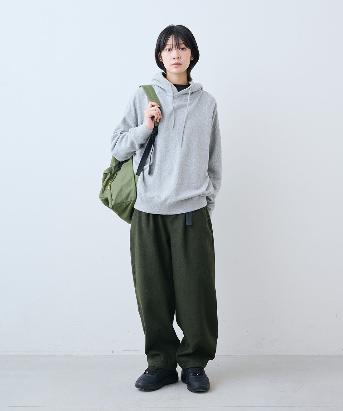 THREE FIFTY STANDARD［スリーフィフティースタンダード］|トンプキン裏毛スウェット パーカー〈杢グレー〉とミリタリーテイストの起毛タックパンツ〈オリーブグリーン〉のコーディネート