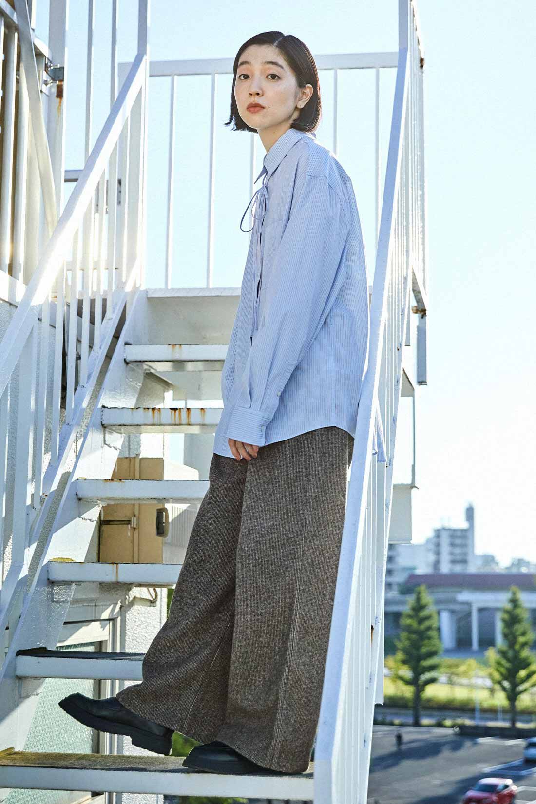 THREE FIFTY STANDARD|小谷 実由さんと作った チェック柄のアンクルコート〈グレー〉と小谷 実由さんと作った ストライプのシャツ〈ブルー〉のコーディネート