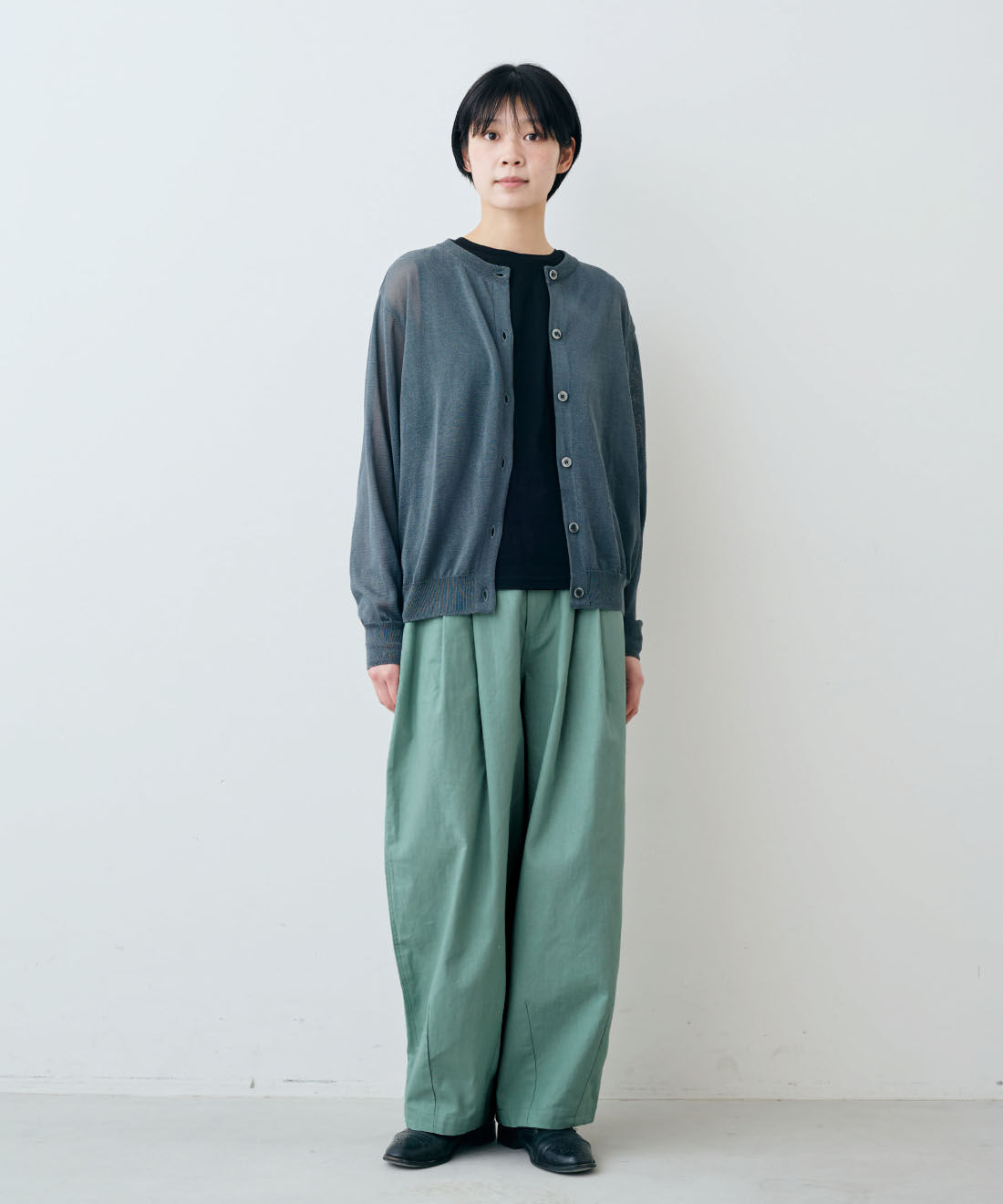THREE FIFTY STANDARD［スリーフィフティースタンダード］|THREE FIFTY STANDARD　日本製のシアーなクルーネックカーディガン〈ダークグレー〉|モデル身長：163cm　着用サイズ：M