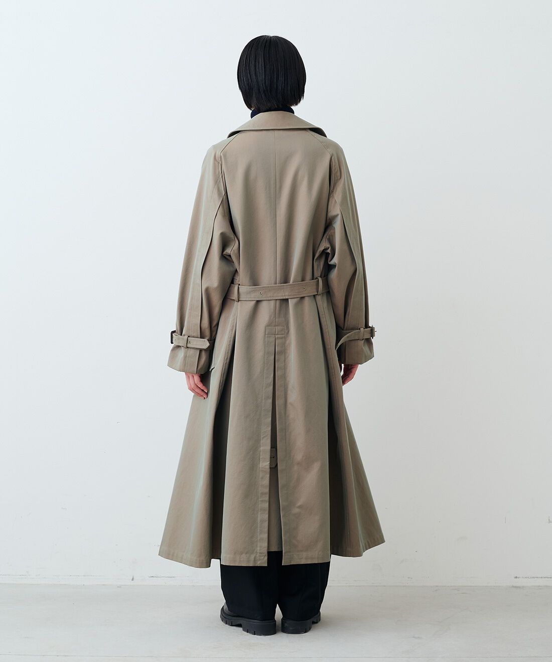 THREE FIFTY STANDARD［スリーフィフティースタンダード］|小谷　実由さんと作った玉虫トレンチコートＴＦＳとタックテーパードパンツＢＫ　ＴＦＳと小谷実由さんとつくったチェックスカーフＴＦＳとレザーのワイドボストンバッグＢＫ　ＴＦＳのコーディネート|モデル身長：163cm 着用サイズ：M