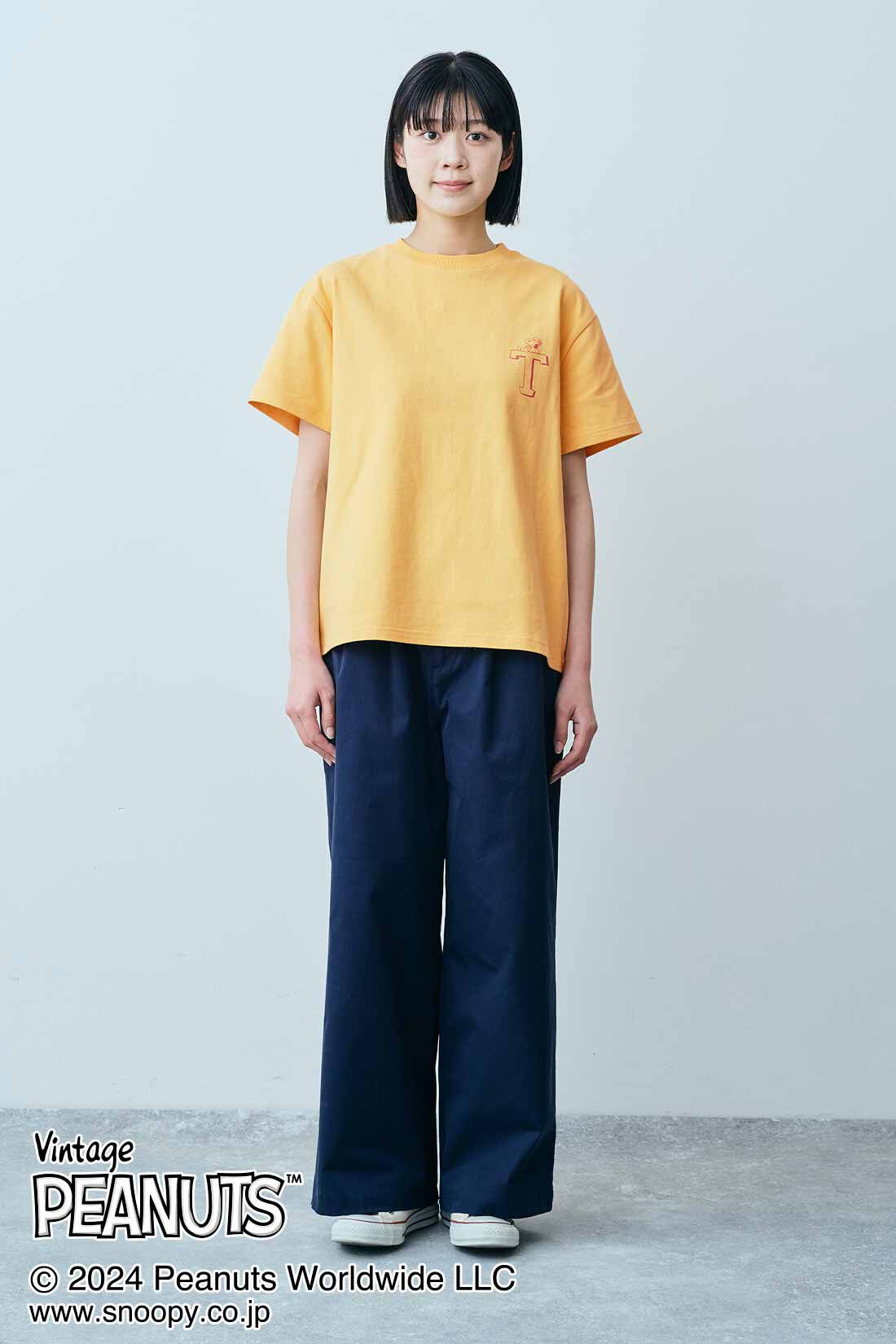 THREE FIFTY STANDARD|THREE FIFTY STANDARD PEANUTS〈スヌーピー＆フレンズ〉ロゴプリントTシャツ〈マスタード〉|モデル身長：163cm　着用サイズ：M