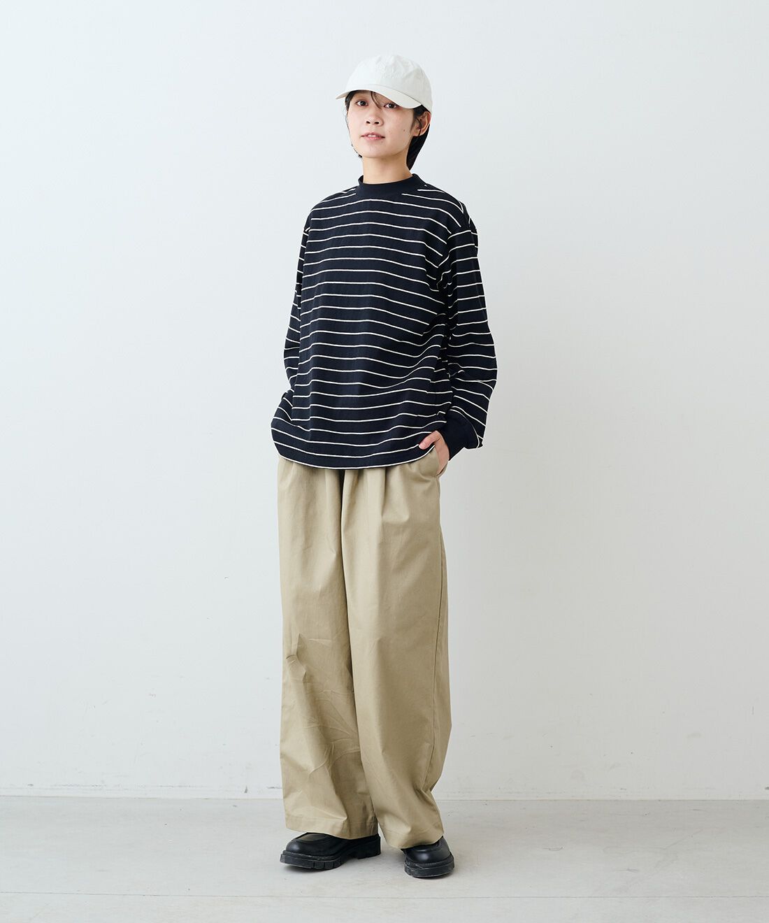 THREE FIFTY STANDARD［スリーフィフティースタンダード］|レトロなボーダーＴシャツ　ＴＦＳとレザーのワイドボストンバッグＢＫ　ＴＦＳのコーディネート|モデル身長：163cm 着用サイズ：M