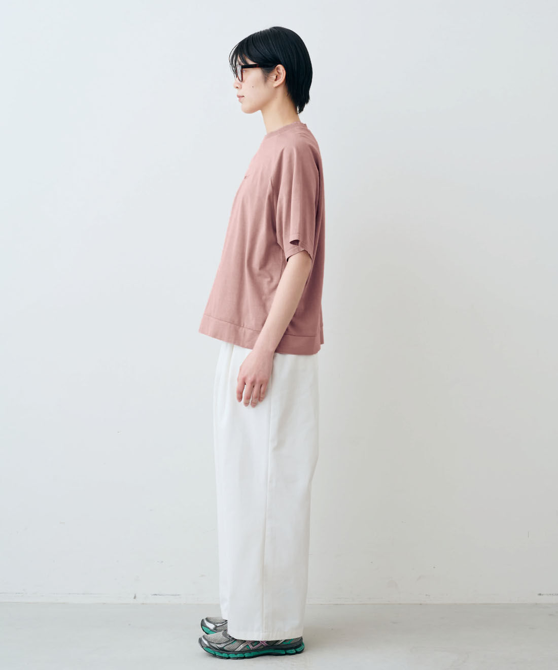 THREE FIFTY STANDARD［スリーフィフティースタンダード］|THREE FIFTY STANDARD　ピグメント加工のロゴプリントＴシャツの会|モデル身長：163cm　着用サイズ：M