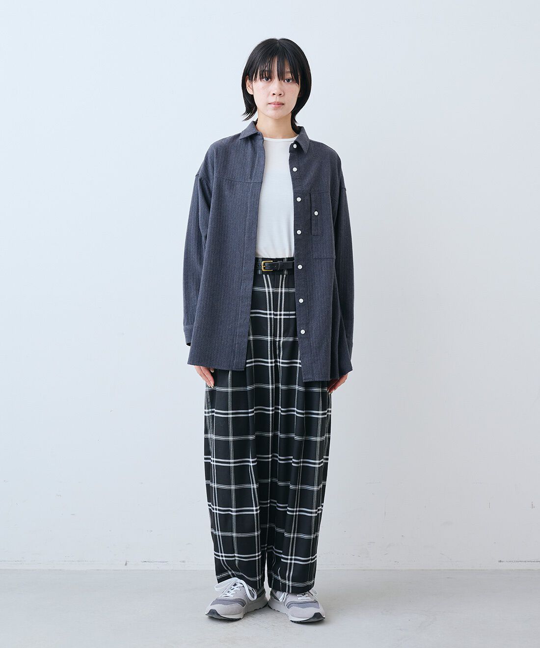 THREE FIFTY STANDARD［スリーフィフティースタンダード］|あったか起毛のネルシャツ〈ダーク杢グレー〉と金子敦子さんと作った チェックのズボン〈ブラック〉のコーディネート