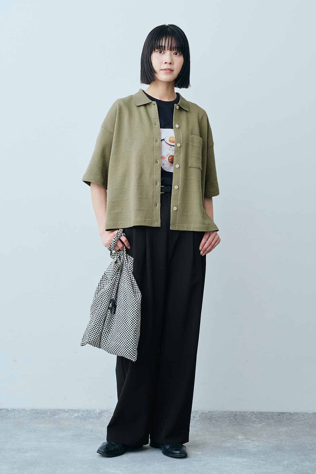 THREE FIFTY STANDARD［スリーフィフティースタンダード］|鬼カノコのカットソーシャツ〈カーキ〉と小谷実由さんコラボ フォトＴシャツ〈チャコールグレー〉のコーディネート|モデル身長：163cm 着用サイズ：M