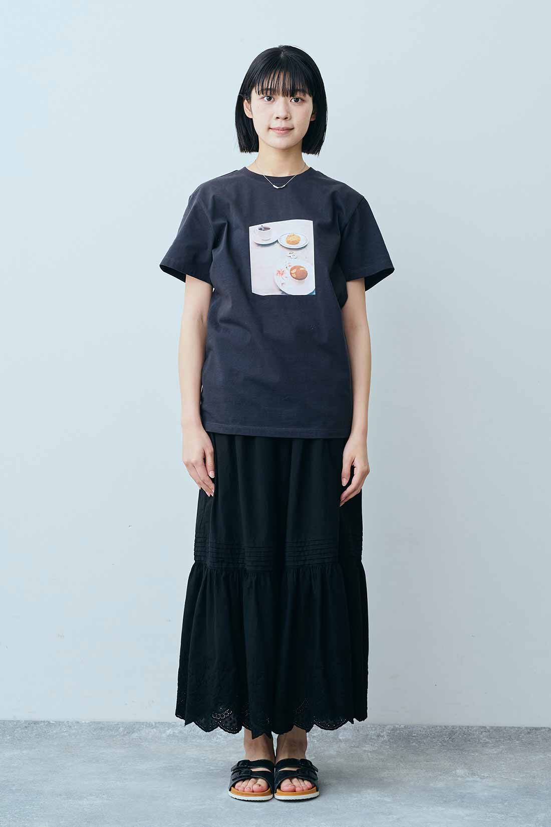 THREE FIFTY STANDARD［スリーフィフティースタンダード］|小谷実由さんコラボ フォトＴシャツ〈チャコールグレー〉とコットンレース スカート〈ブラック〉のコーディネート|モデル身長：163cm 着用サイズ：M