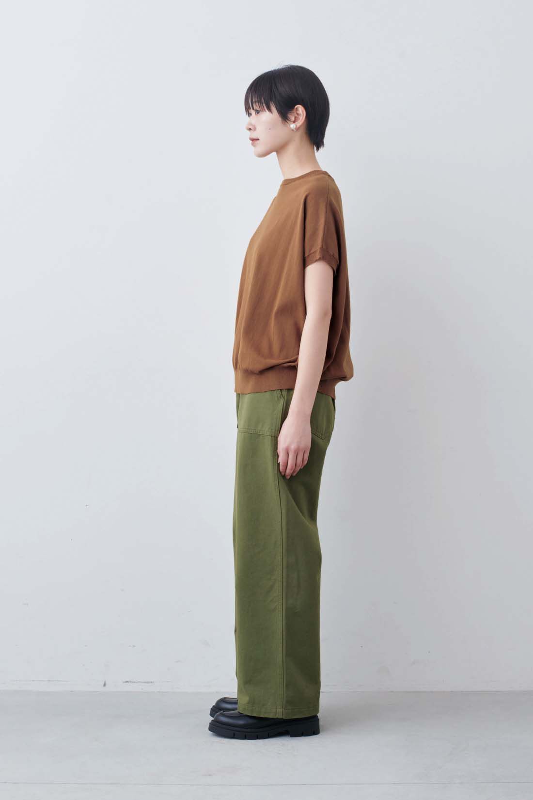 THREE FIFTY STANDARD［スリーフィフティースタンダード］|ベーシックなベイカーパンツ〈カーキグリーン〉のコーディネート