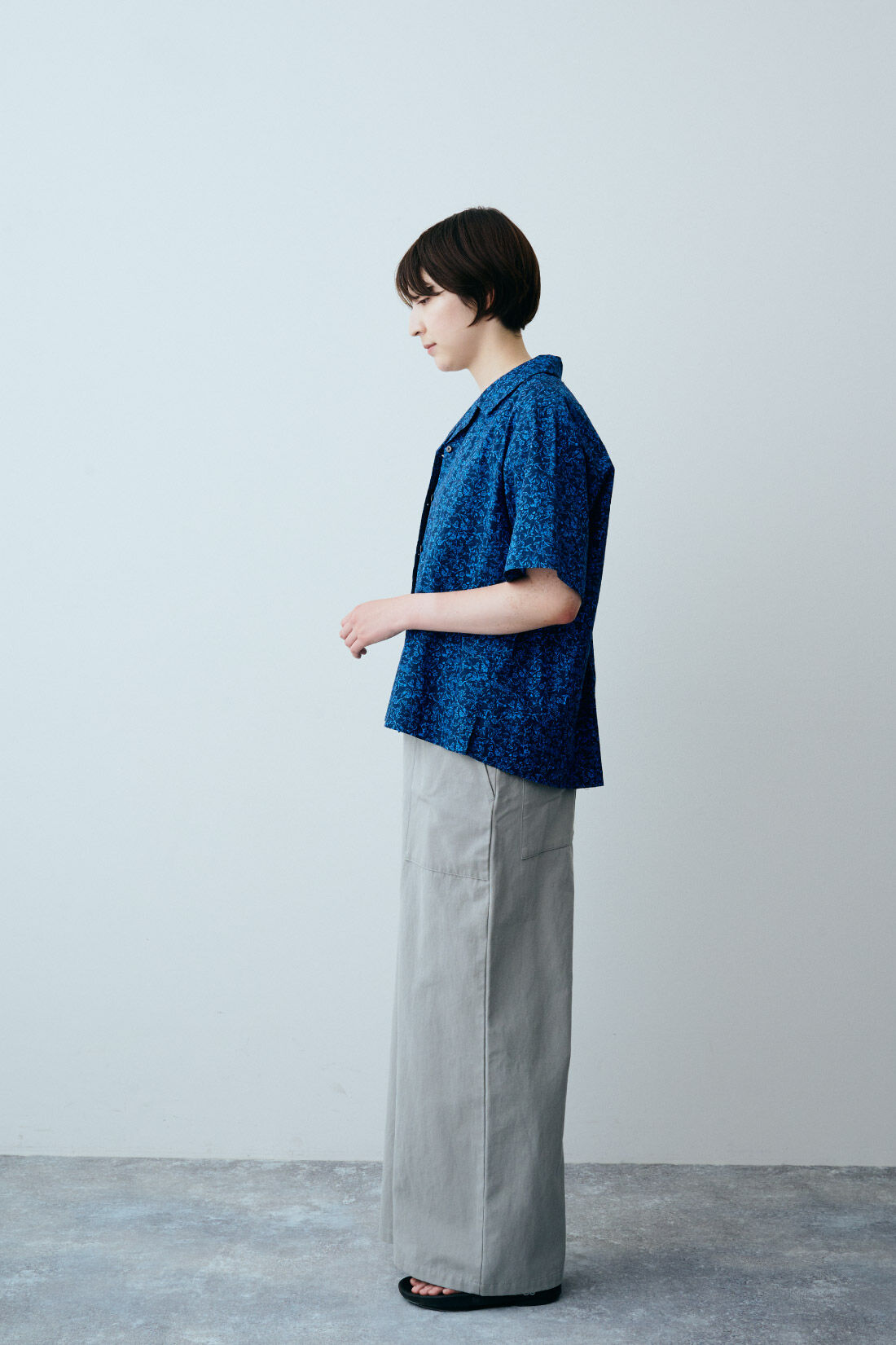 THREE FIFTY STANDARD［スリーフィフティースタンダード］|THREE FIFTY STANDARD シックな花柄の開衿シャツ〈ネイビー〉