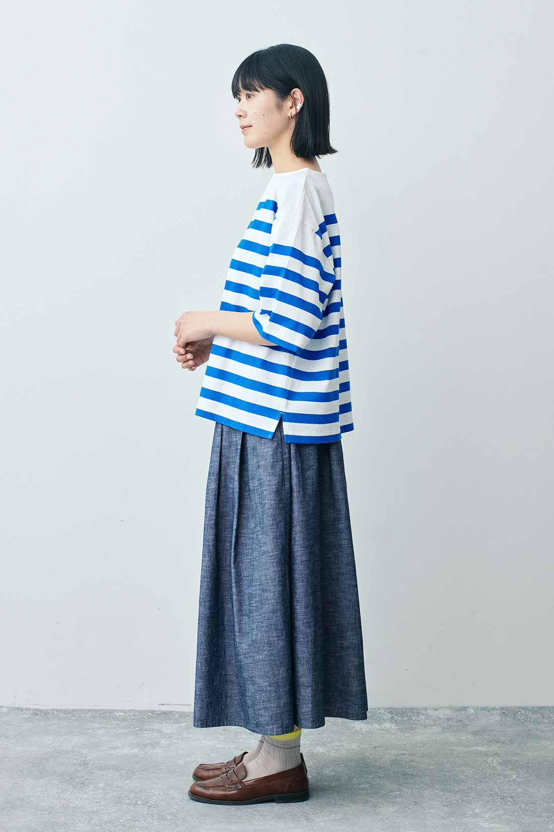 THREE FIFTY STANDARD［スリーフィフティースタンダード］|パネルボーダーＴシャツ　ＴＦＳと色をきかせたソックスセットＴＦＳのコーディネート|モデル身長：163cm 着用サイズ：M