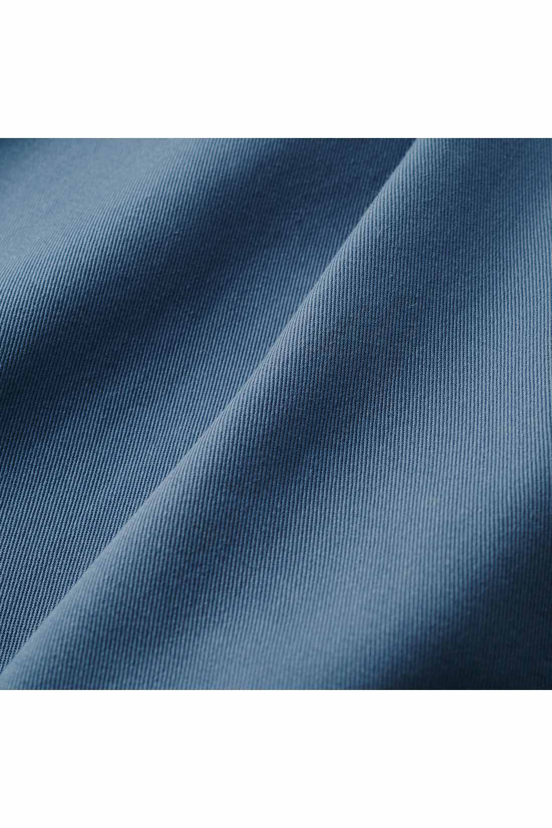 THREE FIFTY STANDARD［スリーフィフティースタンダード］|THREE FIFTY STANDARD　グレイッシュブルーのタックワイドパンツ|オールシーズン活躍する、しっかり張りのあるコットンポリエステル混のツイル生地です。